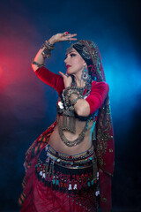 Belly dancer, Indian and flamenco dancer.
Ancient prefab costumes are multi-layered Indian skirts, Afghan, Yemeni antique jewelry, many colors, iron and wealth.