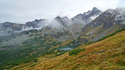 Góry Tatry jesienią we mgle zielony staw gąsienicowy