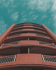 Un edificio desde abajo