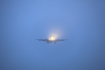 霧の中着陸する旅客機