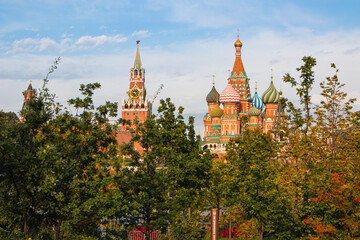 Fototapeta na wymiar View of the Spasskaya Tower of the Kremlin and the Church of Vasily the Blessed.from Zaryadye Park