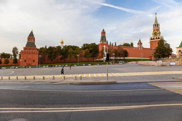 Fototapeta premium View of the Kremlin and Vasilyevsky Descent Square from Zaryadye Park