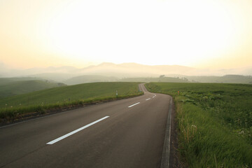 夕暮れの一本道