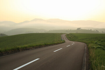 夕暮れの一本道