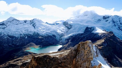 Desde la cima del Urus viendo la laguna Aquilp con el Tocllaraju al fondo 