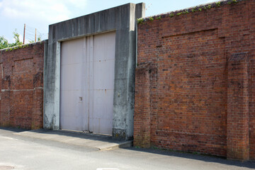刑務所のレンガ造りの塀と門