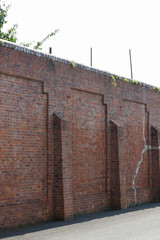刑務所のレンガ造りの塀