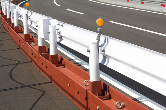 道路の仮設ガードレール