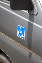 車いすステッカーを貼ったワゴン車