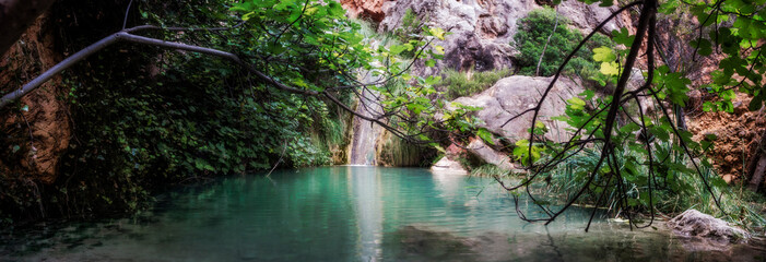 Pequeña cascada y laguna turquesa escondida en un barranco - obrazy, fototapety, plakaty