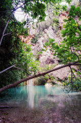 Pequeña cascada y laguna turquesa escondida en un barranco - obrazy, fototapety, plakaty
