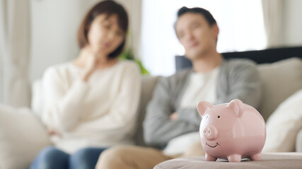 お金について考える夫婦・カップル