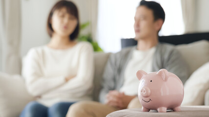 お金について考える夫婦・カップル