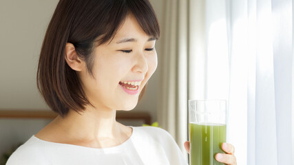 青汁を飲む女性