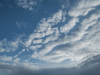 Naklejka na ściany i meble Blauer Himmel mit dunkel aufziehenden Regenwolken