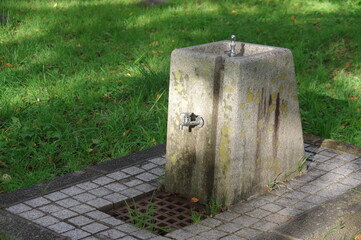 静かな公園の水飲み場