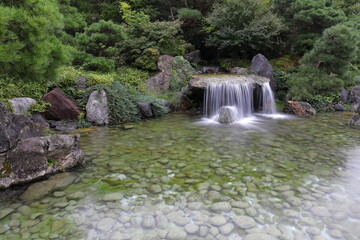 庭園にある池と滝