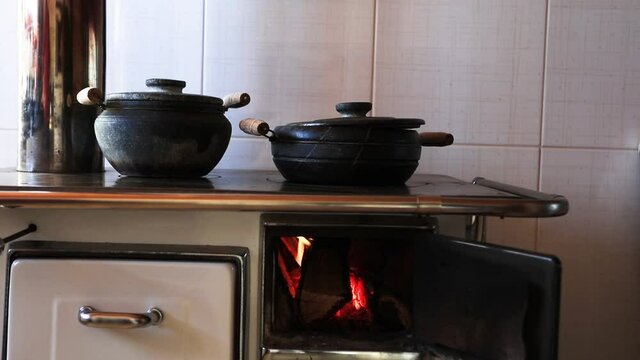 Cozinhando no fog&atilde;o a lenha com panelas de pedra