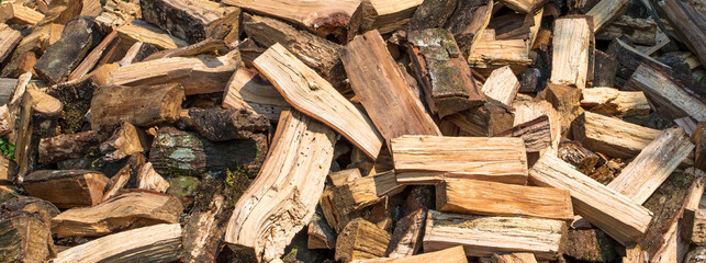 Fundo com pilha de lenha cortada