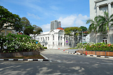 Fototapeta na wymiar シンガポールの都市景観（誰も居ない道路と西洋建築）