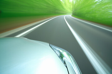 Obraz na płótnie Canvas 新緑の中を走るハイブリッドカー