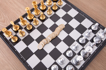 The gold and silver pieces on the chess board, which are sternly prepared for confrontation, and the Euro coin competing in the middle