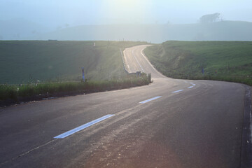 夕暮れの一本道