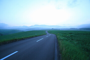 夕暮れの一本道