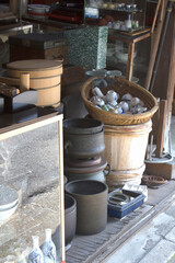 Naklejka premium 店先に並んだ骨董品