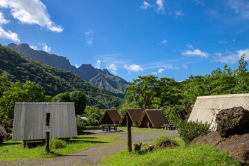 Un village perdu dans la vall&eacute;e