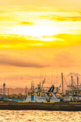 Fototapeta premium 【神奈川県 江ノ島】夕日に照らされた海と船