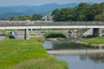京都、鴨川デルタ付近の出町橋と賀茂川の風景