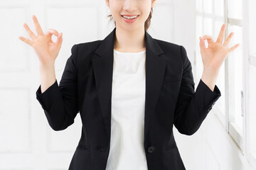 OKのジェスチャーをする若いビジネスウーマン