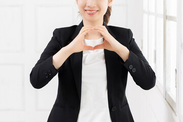 OKのジェスチャーをする若いビジネスウーマン