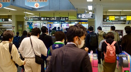 朝の通勤風景〜駅の改札ラッシュアワー