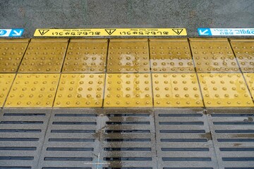駅ホームの黄色い点字ブロック