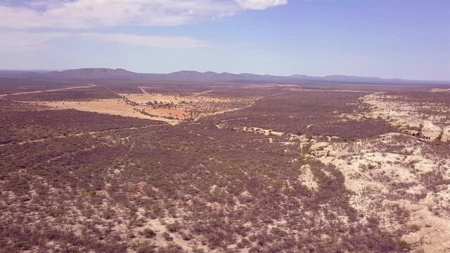 Luftaufnahme mit einer Drohne der Landschaft Namibias nahe Outjo