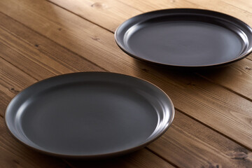 テーブルの上の青い皿