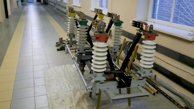 Preparation of a 35 kV electrical disconnector for installation in an electrical substation circuit