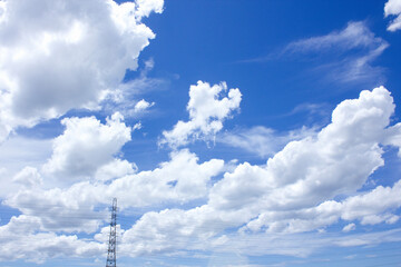 青空と夏の白い雲と送電鉄塔