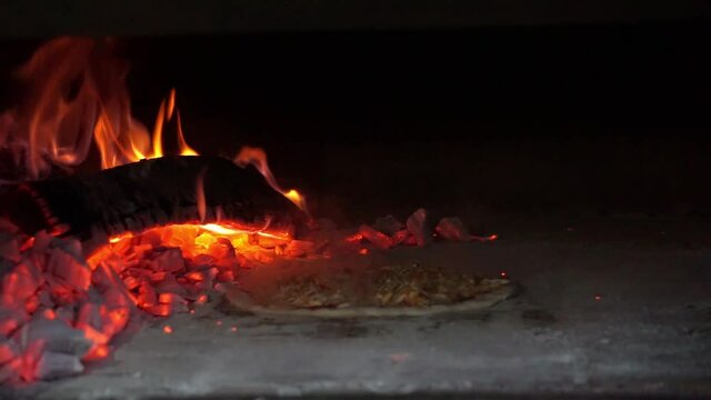 preparando pizza en horno de le&ntilde;a tradicional