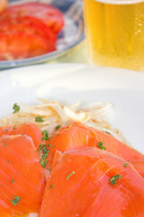 ジョッキに入った生ビールとサーモン