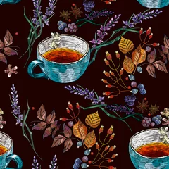 Behang Thee Herfst naadloze patroon. Borduurwerk kopje thee, lavendel bloemen en bladeren. Herfsttuinsjabloon van kleding, wandtapijten, t-shirtontwerp