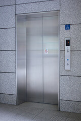 オフィスビルのエレベータ