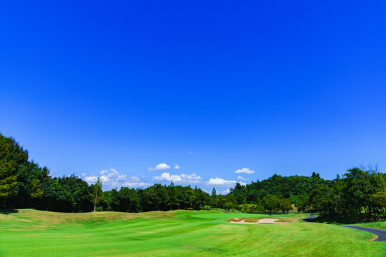 ゴルフ　フェアウェイ　青空　【日本のゴルフ場のイメージ】