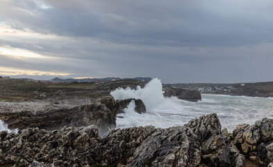 Grandes olas sobre las rocas