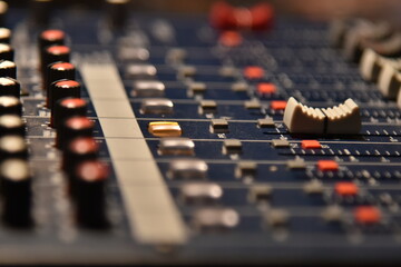 audio mixing console