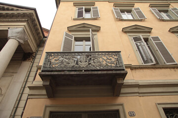 Torino, balcone tipico rifinito in ferro battuto