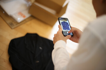 衣服を撮影する男性