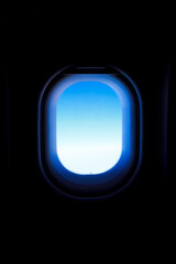 旅客機の窓から見る青空/フライト